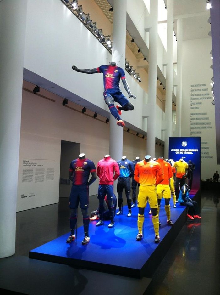Bộ sưu tập áo đấu mùa giải 2012/2013 của Barca hiện đang trưng bày tại sảnh của Viện bảo tàng Nghệ thuật đương đại Barcelona